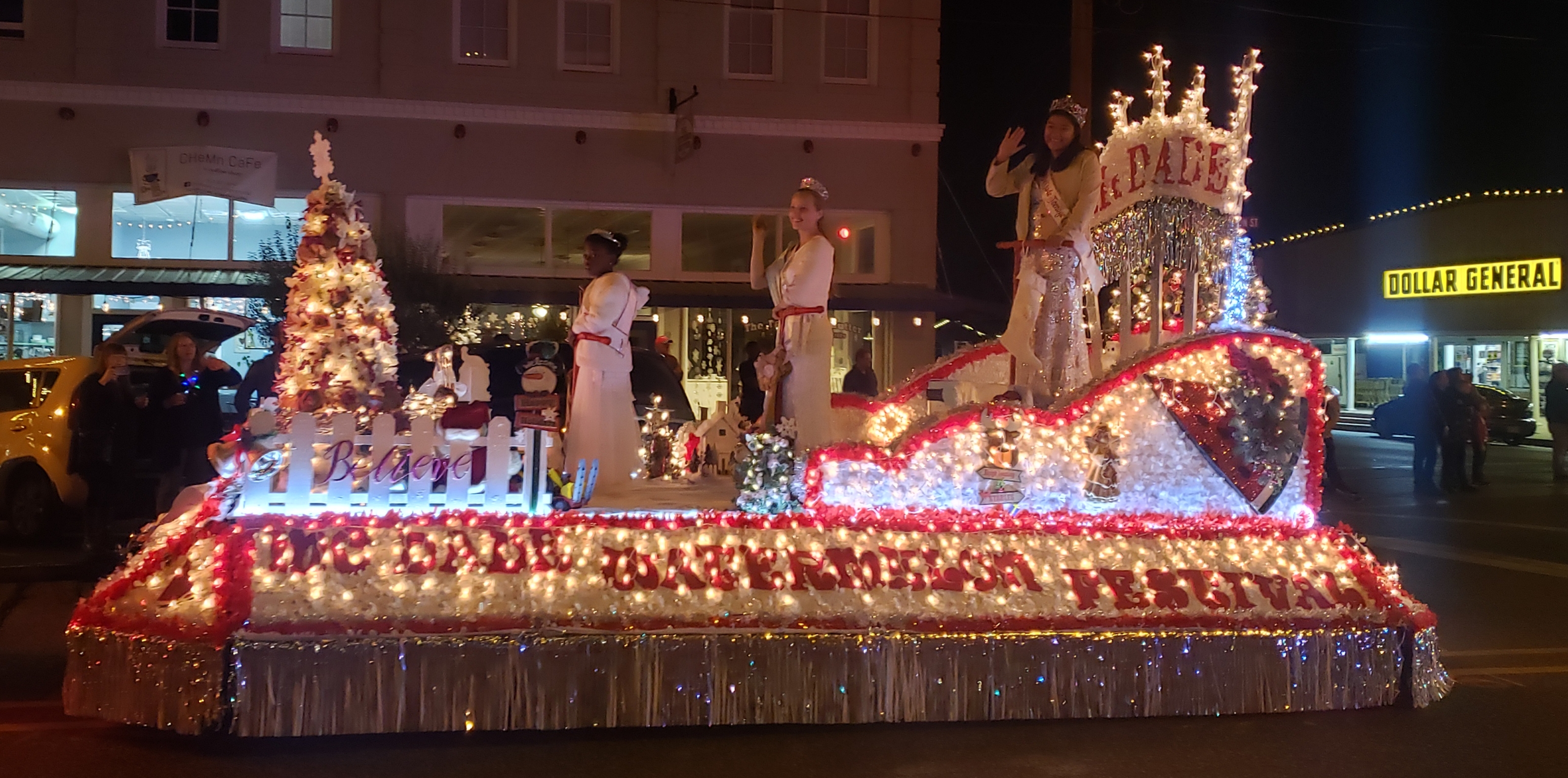 Christmas season arrives in downtown Elgin Elgin Courier